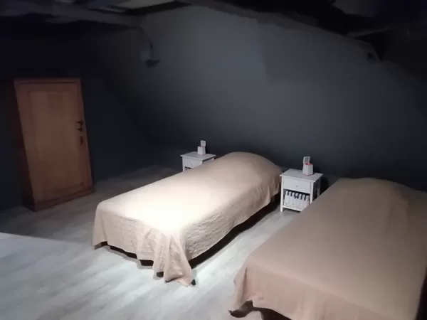 Grande chambre à l'étage 2 lits 1 pers.
